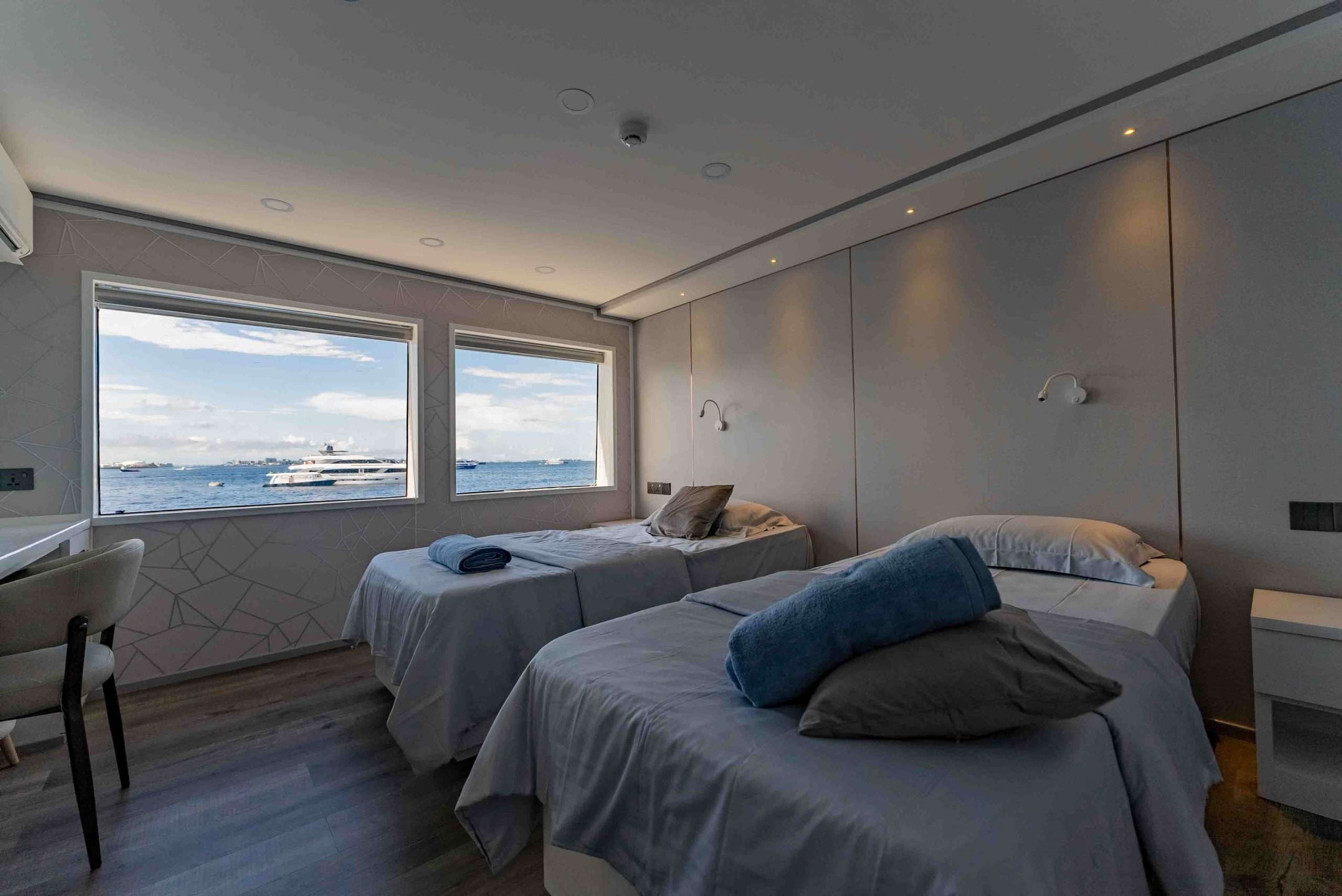 Deluxe Upper deck